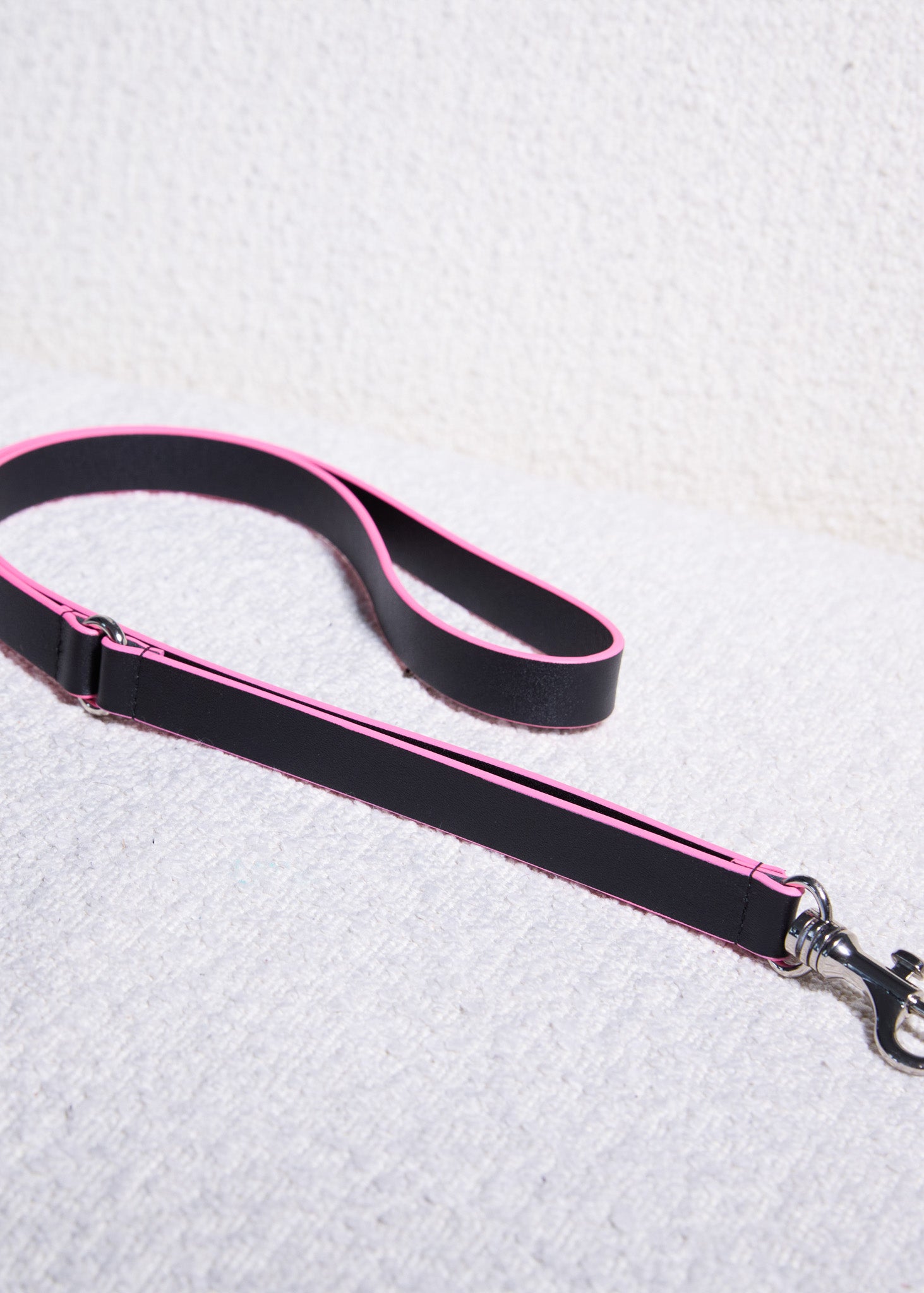 HANDS-FREE LEATHER STRAP - BLACK/PINK